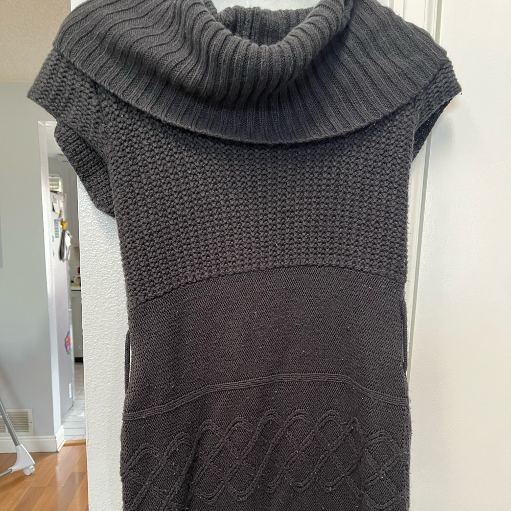 Chesley dark gray sleeveless sweater